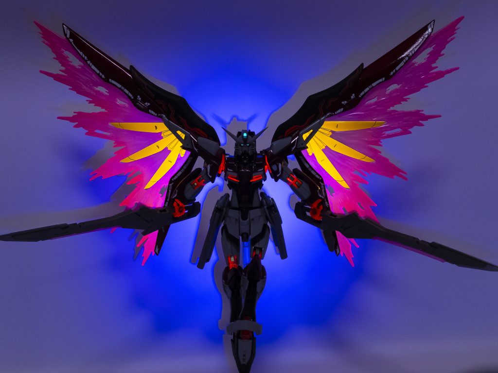 最大稼働時はSpecⅡと同じく関節が赤く発光。プラウドディフェンダーの機能を搭載した新型ウイング、プラウドアクセラーから広範囲に電撃を放つ。