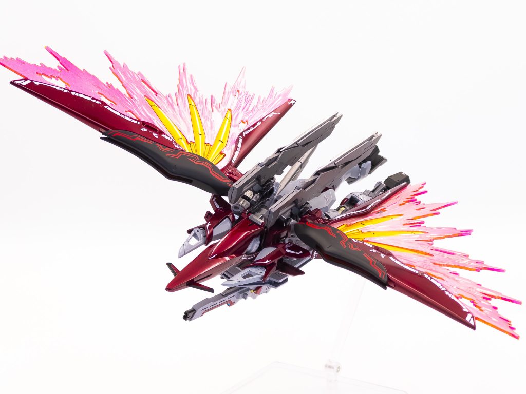 コンパス所属機であるためMAへの変形機能も健在。ヴォワチュールリュミエールを展開し亜音速で戦場へ急行する。