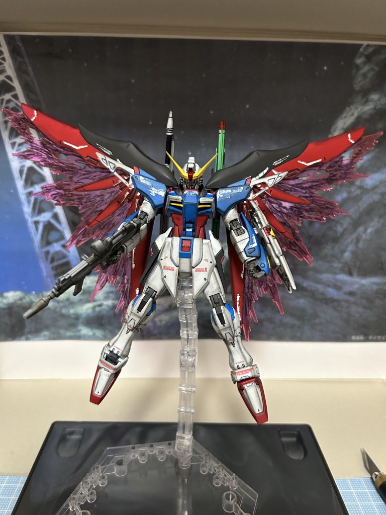 その後どうしても作りたくて、ダメなところは多々ありますが今自分に出来る限りで作成しました。一度サフを吹き全塗装しました。使用したのはスプレーとガンダムマーカーです。・赤　　サザビーレッド・青　　ライトブルー・黄　　ガンダムイエロー