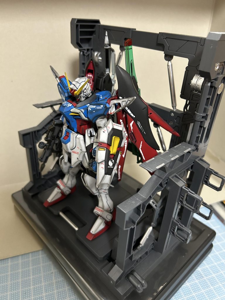 TV版本編ではどんどん悪役にされるわ、主人公枠乗っ取られるわ、最後は本気出したアスランに2秒でバラバラにされるとゆう主人公機なのにとんでもなく不遇な扱いをされた機体