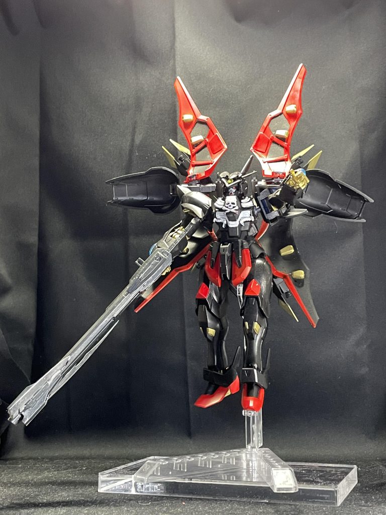 レーダーに映らない特殊装備のため、暗殺による一撃必殺が基本となるが、一撃で倒せなかった場合にその外套を開く 