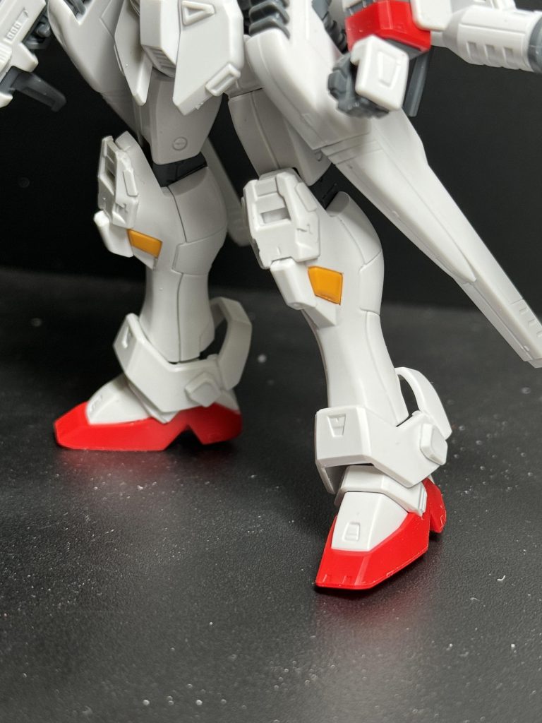 足がクロスボーンガンダムの主張が激しく感じたのでX1の背面スラスターのパーツやM91のブースターガントレットのパーツやらを加工して接着してF91っぽくしました。