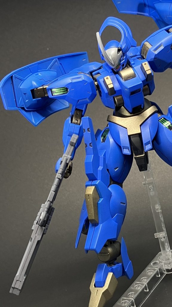 ディランザ・ソルの追加パーツの構造を参考にディランザのビームライフルを元にプラ板と30MM関連の武装パーツで追加パーツを作成しました。いかんせんライフル本体が追加したバレルやらセンサーやらに比べて貧弱すぎたので後部にもなにか被せてやれば良かったかもしれませんね。