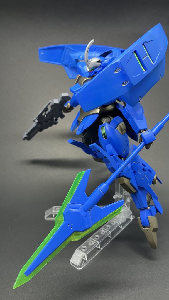 いろいろな意味で代名詞のジャベリン。ビームサーベル刃などと同様軟質プラなのでとてもやり辛かったですが先端を尖らせてます。脚部には好みで30MSのヘヴィアーマーからスラスターを追加しています。