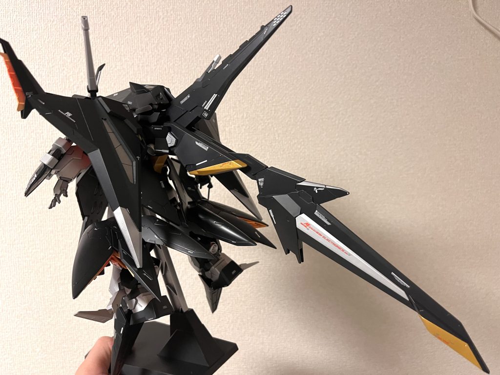 黒とシルバーだけでは寂しい気がしたので少しゴールドを入れてみたのですが、これが結構上手くいって良かったです。