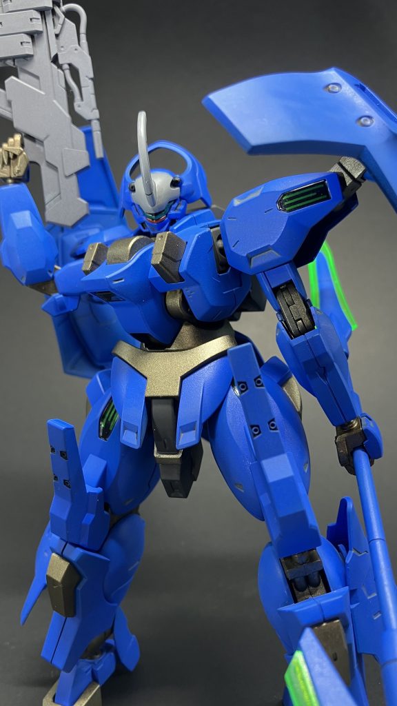 青は設定画と睨めっこしてバーチャロンカラーのアイスコバルトブルー、黄土色部分はアクリジョン筆塗り専用のアンティークゴールドを選択。股関節の中央部分やバックパックはあえて成形色のままとしました。