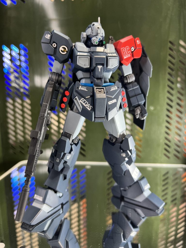 タミヤのネイビーブルーで塗装しております。