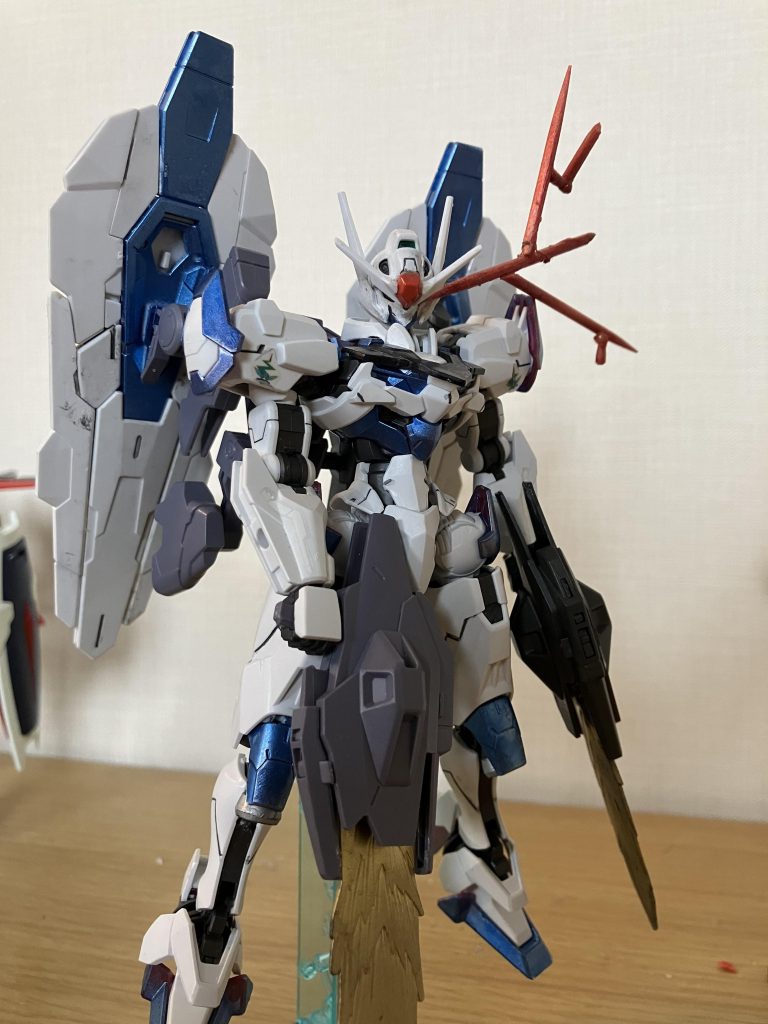 剣を持たせて。こちらもバエルに合わせて金にしています。