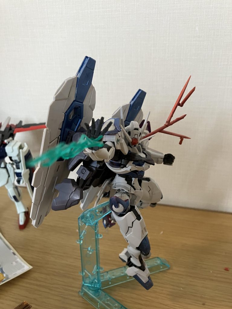 手ビーム。これを作ってる時、hg のアノクタが発表されたくらいであの手ビームが癖にど直撃したんですが、いつのまにか手に穴あけてましたね。高評価よろしくネ！