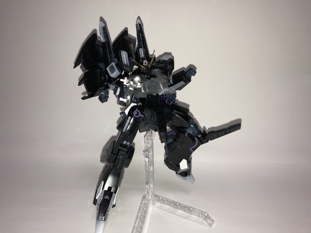 ベースのドーベンウルフが古めのキットなので可動はそれなり