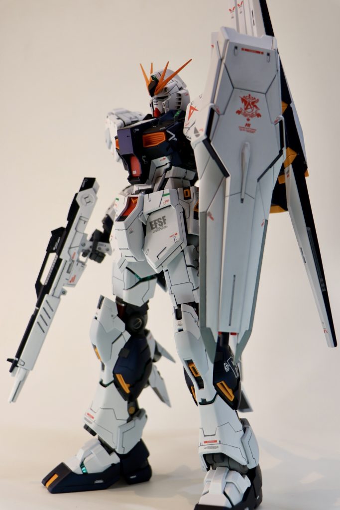 紺色をプリズムブルーブラックに。白はガイアのEXホワイトとナスカのスチールホワイトなど。黄色は調色してオレンジよりに。