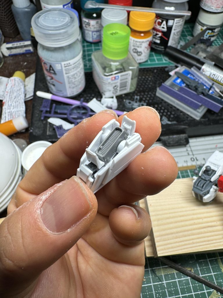 スラスター制作中。F91の肩をベースに足のフィンパーツやX1の肩パーツを使いました。