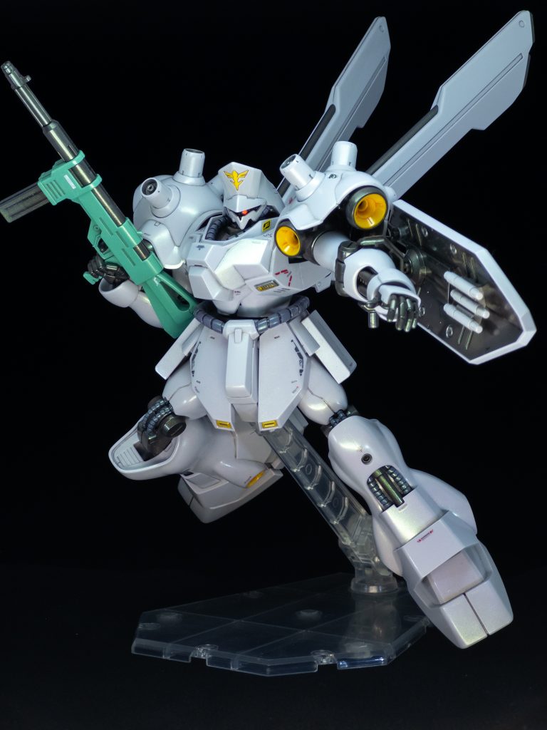 ビームライフルとシールド裏のグレネードランチャー。