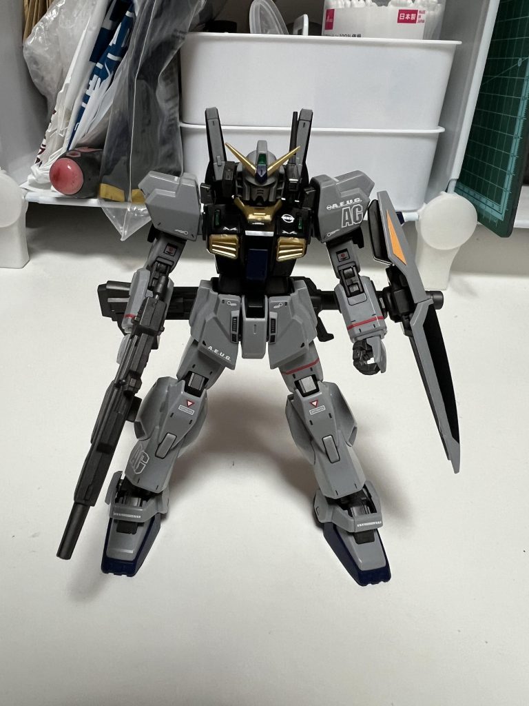 デカールを貼ると一気に見映えが変わりますね。