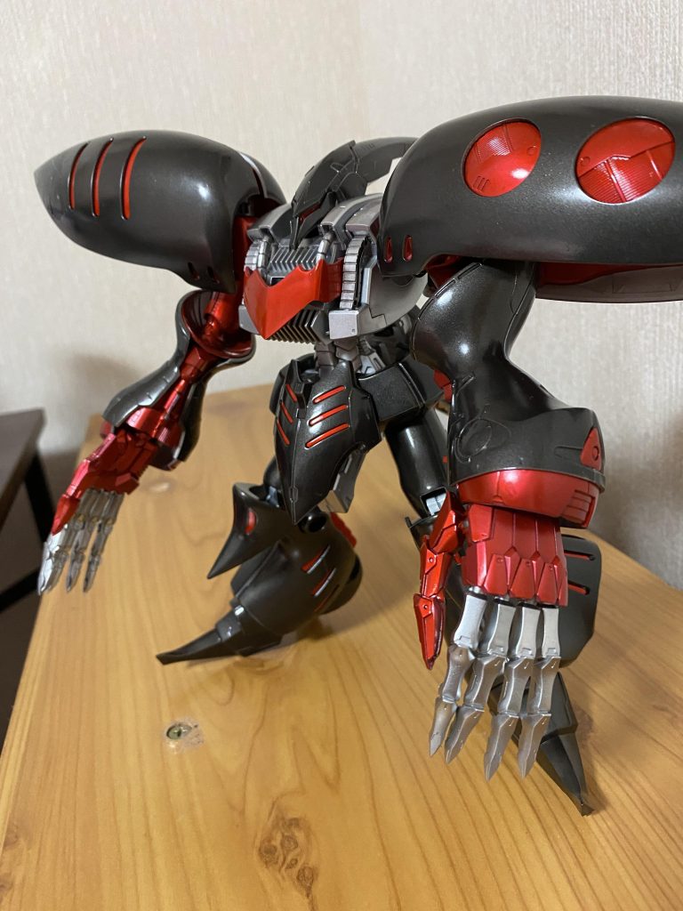 塗装が剥げている所が数カ所あり、親指部分の所をシルバーでなく赤色で塗ってしまいました。