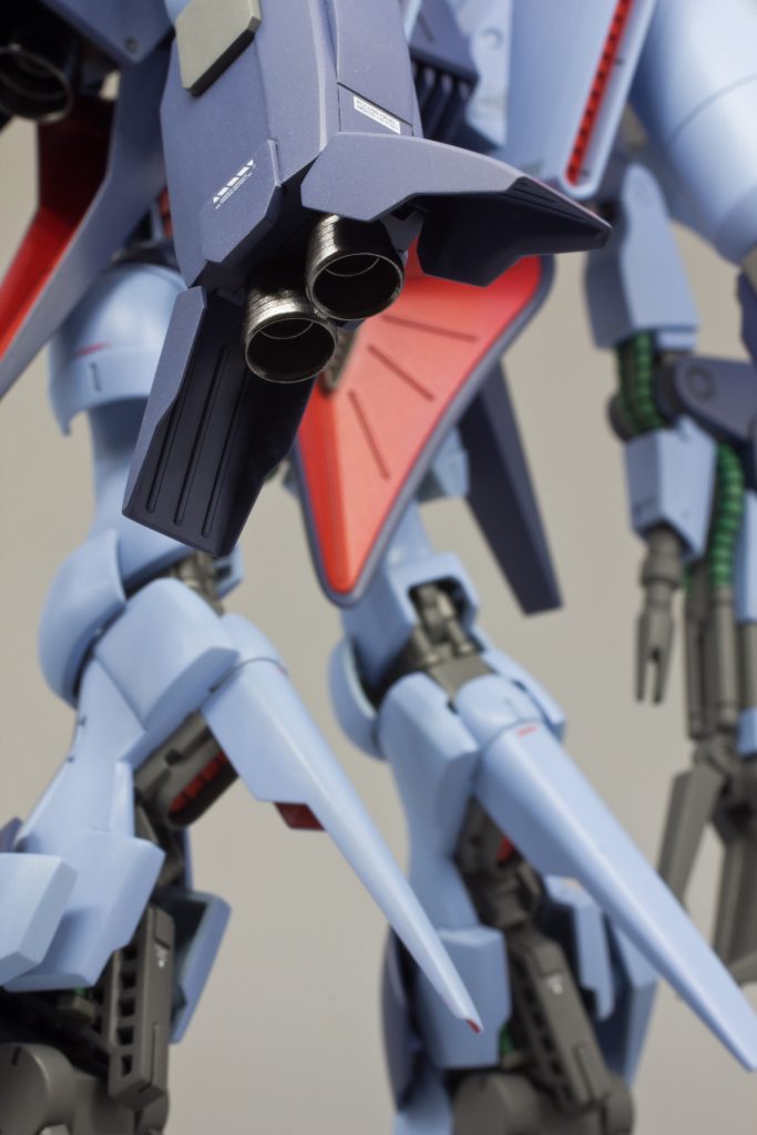 プロペラントタンクから連なるスラスターカバーエッジも薄く!バーニアノズルはこれしかないスターブライトアイアン!!(バカの一つ覚えです)