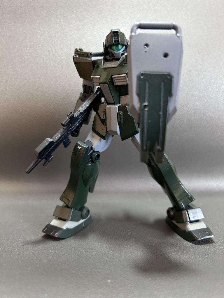 ジャブローに配備されているので、小型のシールドを採用しました。