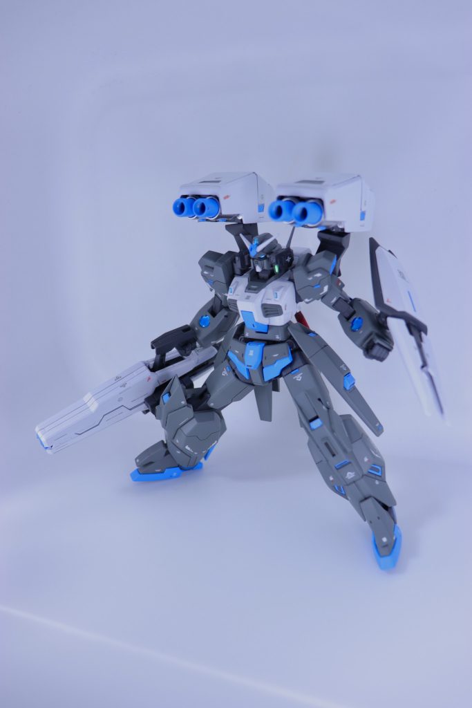 武装② GNキャノン両肩に装備された、二連装のキャノン砲。GNバズーカほどの威力は出ないがフレキシブルに稼働することで、全方位射撃が可能。キャノン砲展開時に塗装が剥げました、、、😭全塗装作品でガンプラバトルって無理じゃない!?