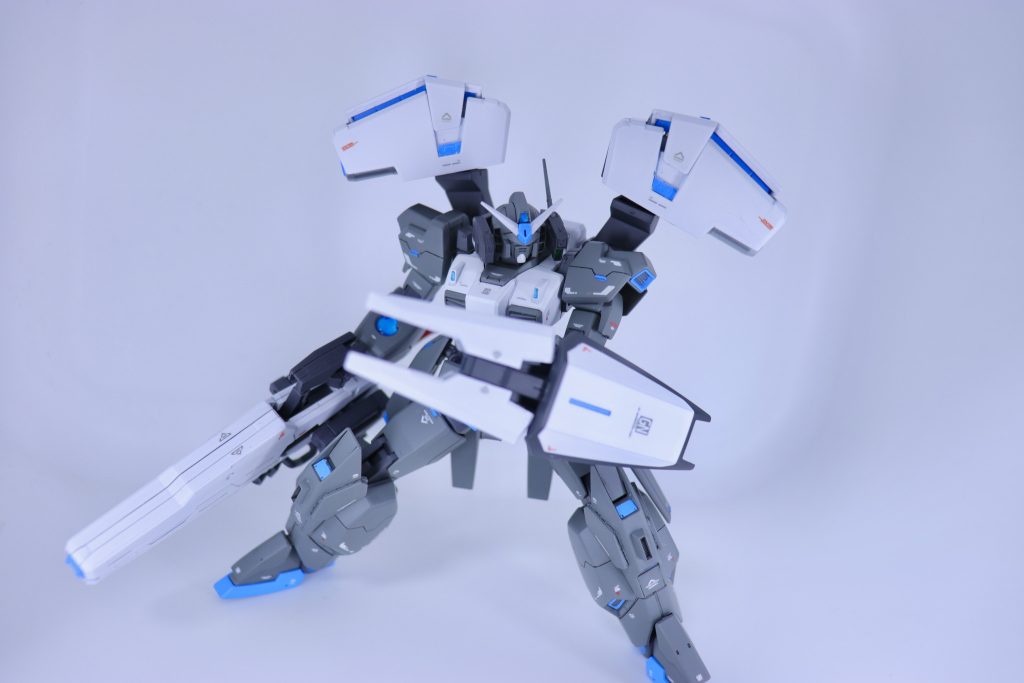 武装④ GNフィールドGNフィールド発生装置を展開させ、GN粒子でバリアを形成する。実体弾からビーム兵器といった全ての攻撃を防げるがフィールド使用時は、火器の威力が大幅に下がる為普段は実体シールドを使用する。