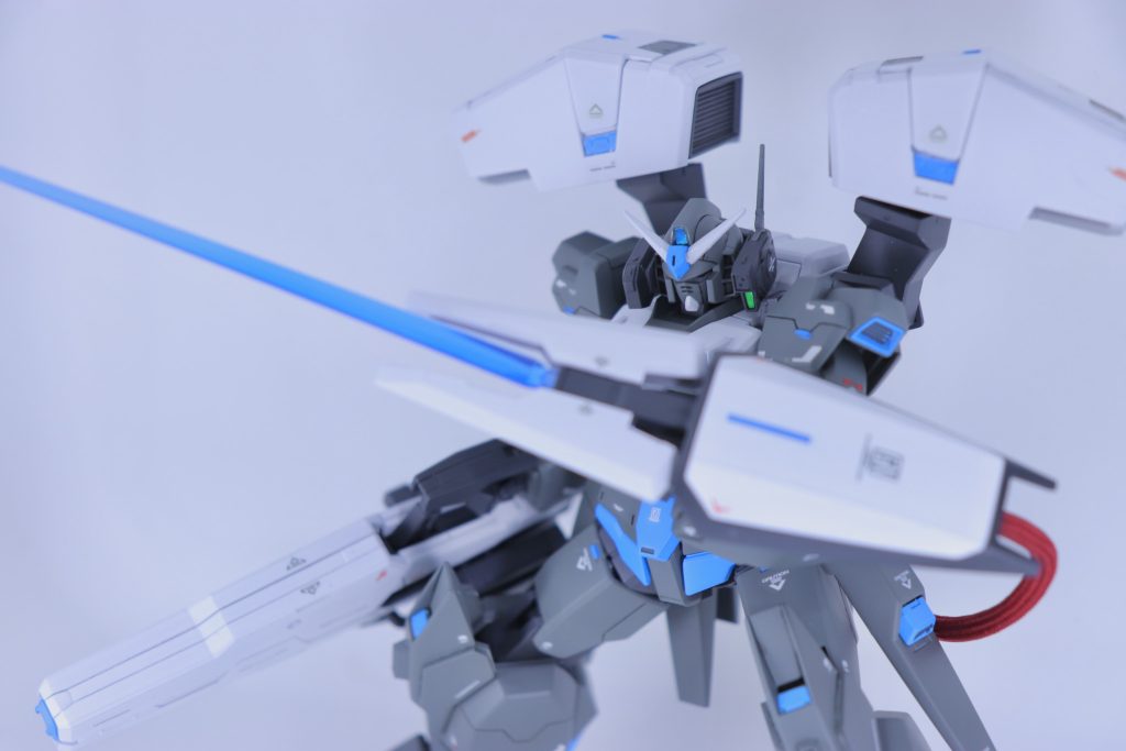 武装⑤ 太陽炉直列型GN粒子収束シールドGNフィールド展開時の火器威力減のカバーと近接戦を想定し作成。GN粒子供給ケーブルをシールドに接続することでシールドからは小さめのGNフィールドを展開したり、圧縮しシールド先端から放出することで超高密度のビーム刃を形成する。圧縮率を操作することでビーム刃の長さを自在に変更可能。