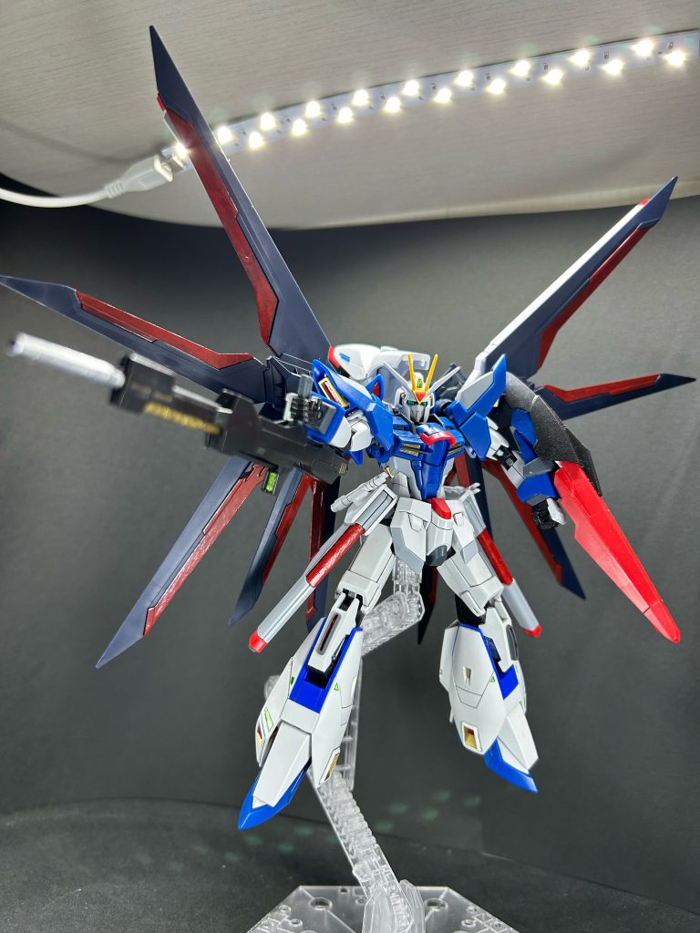 ビームライフルはゼータの物を改修している。銃身の伸縮で威力や射程を調節できる。最大威力はストフリの連結ライフルに匹敵する。