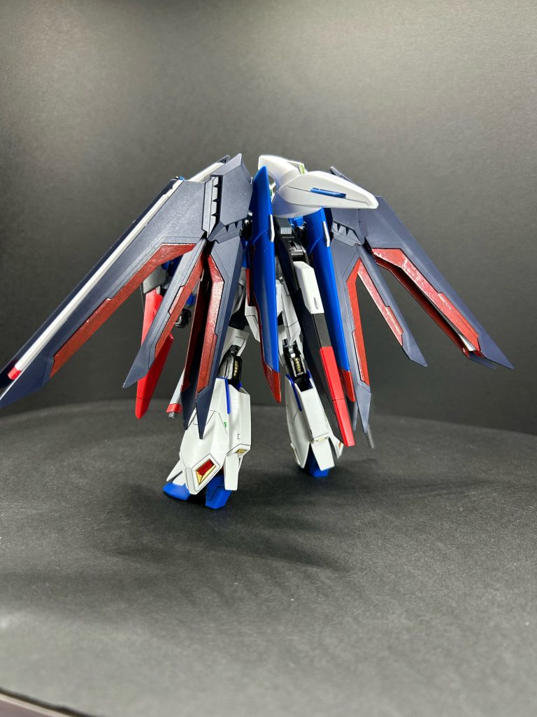 ライジングフリーダムをベースにしているが両脚部はジェネレータを内蔵、背部にはテールバインダーを増設し、オリジナルを超える出力と機動力を持つ。