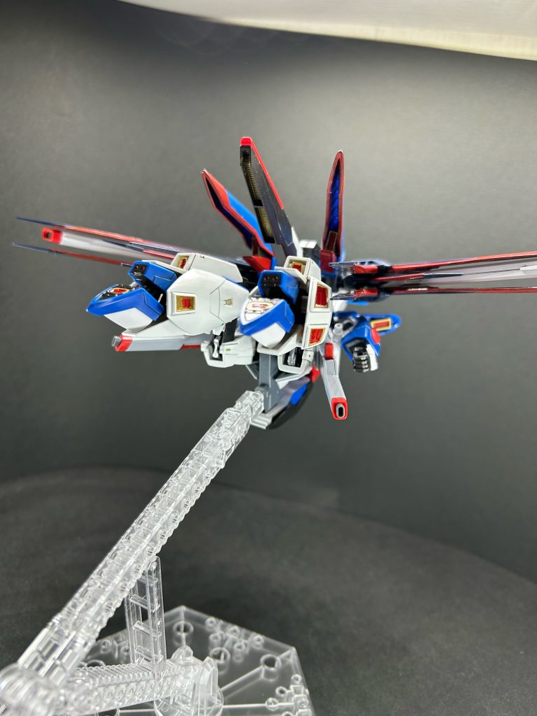 MA形態はゼータのように脚部を畳む為ウェブライダー形態に近い。PS装甲なのでこのまま大気圏突入が可能。加速力はオリジナルを超える。