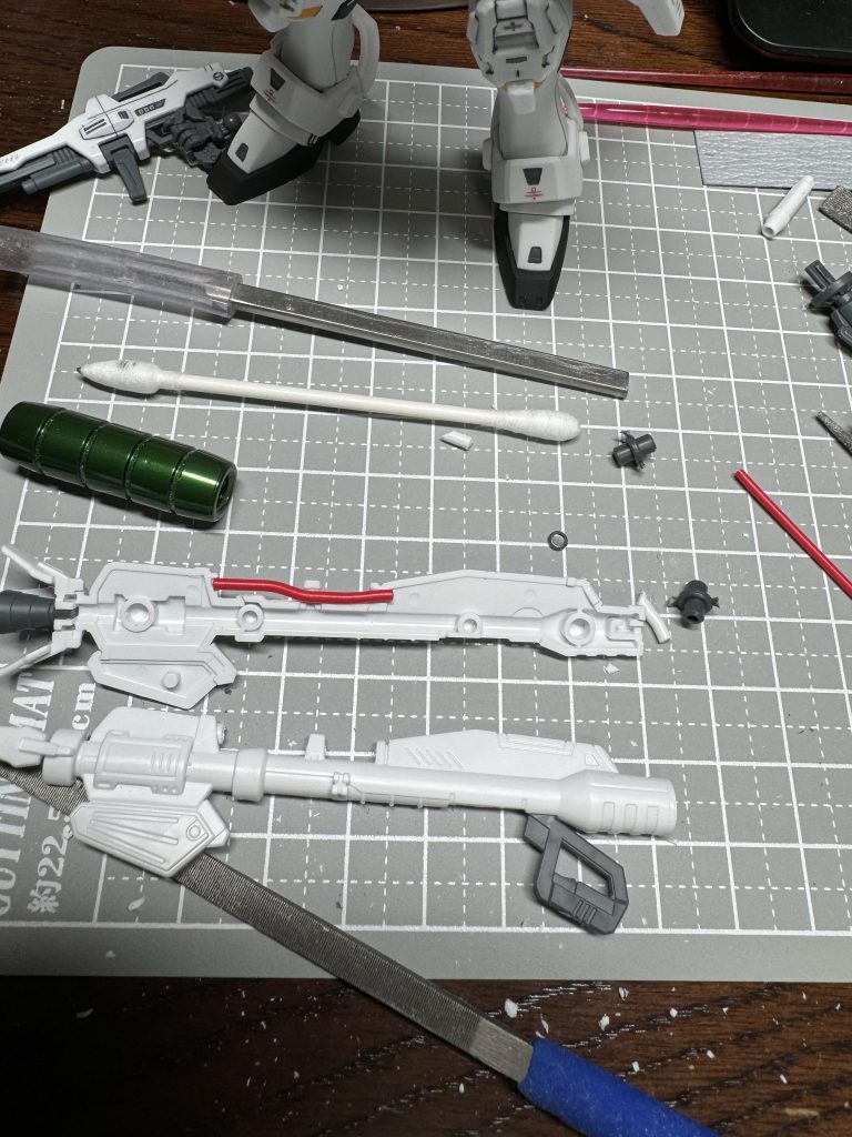 ビームバズーカのケーブルパーツを切り落として別パーツ化しました。