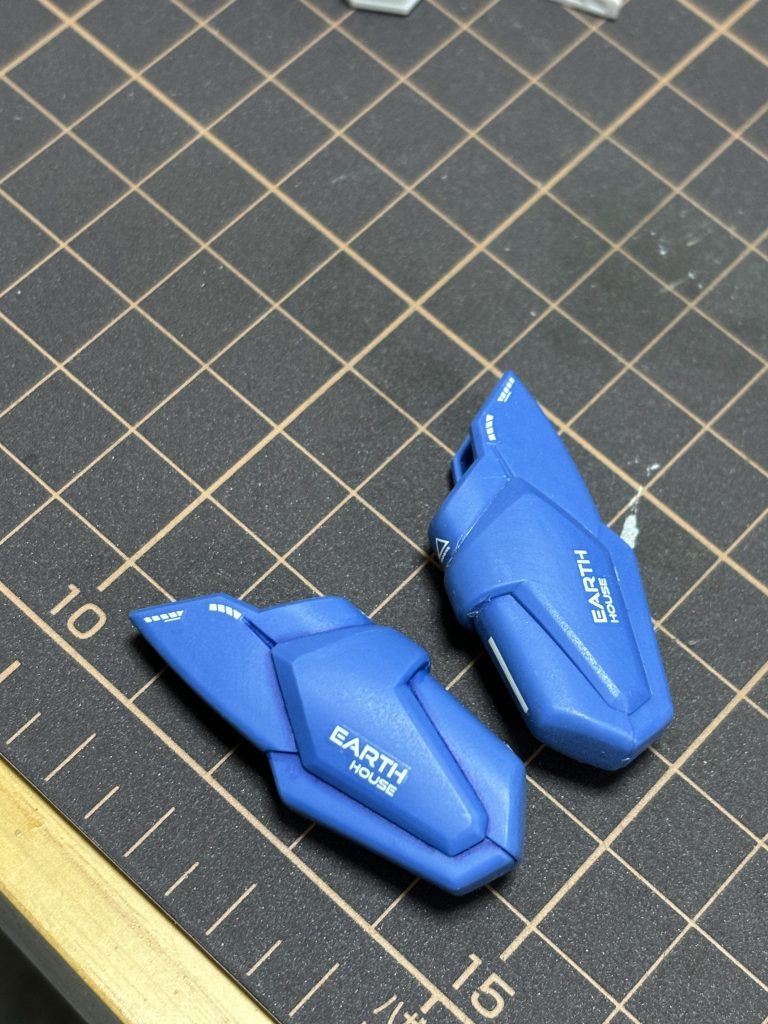 凸モールドにケガキをいれてリアルタッチマーカーでスミ入れしました(下のパーツ)そのままスミ入れするよりも奥までスミが入って陰影が強くなった気がしますね