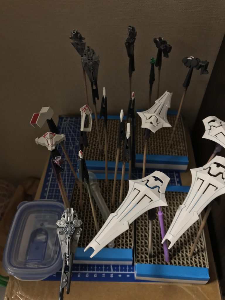 シールドのモールドはメタリックブルー、本体のシェルユニットはメタリックレッドで塗装してます。写真だと目立たないですね…