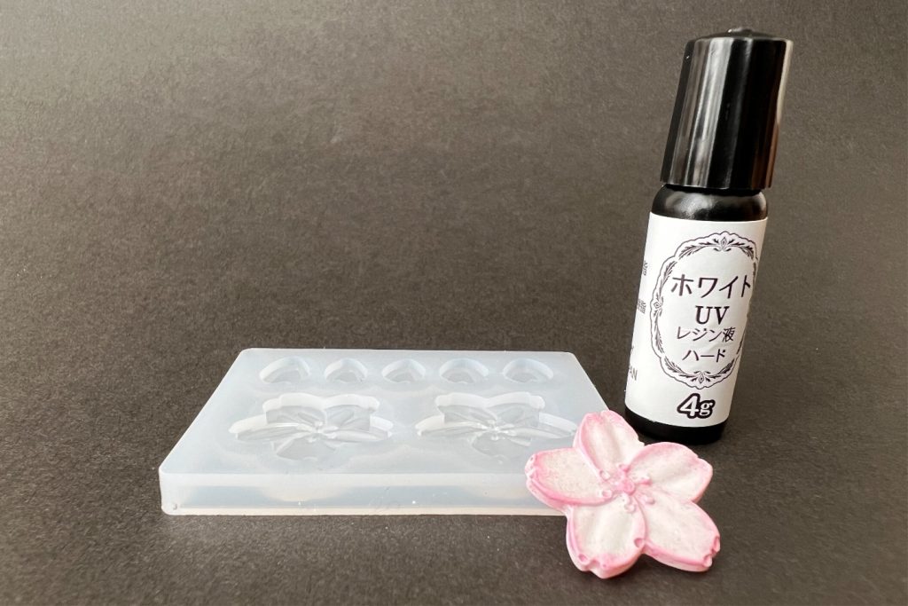 seriaでアクセ用に買ったシリコンモールドとUVレジン!まさか100均素材がガンプラで活躍するとは‼️接続は磁石に変更しています!