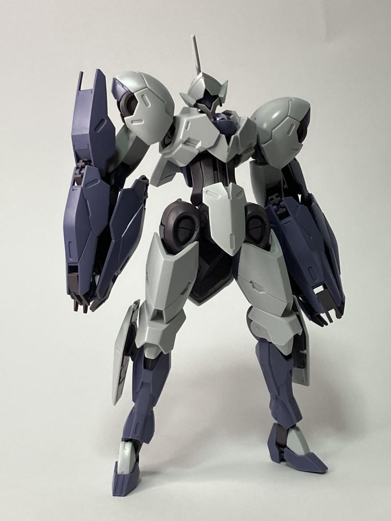 この時点だと、まだミカエリスですね。大雑把に機体のイメージをつけています。肩が丸っこくてまだ騎士っぽいですね、かっこいいです。