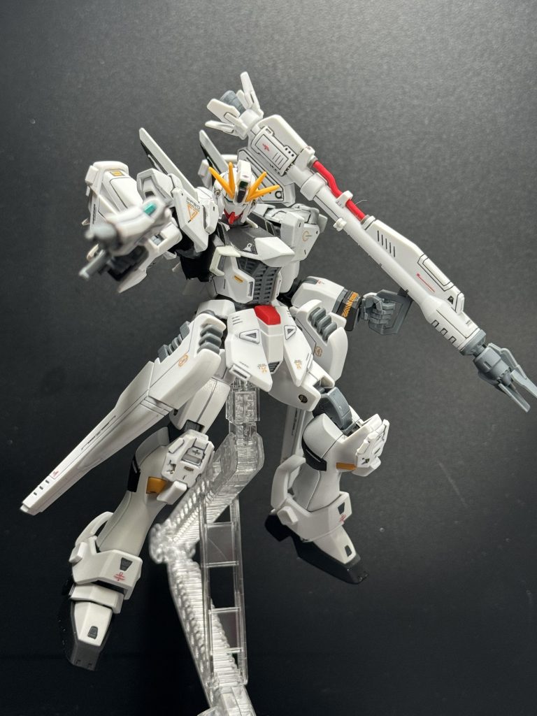 ビームライフルおよびビームバズーカを構えて。