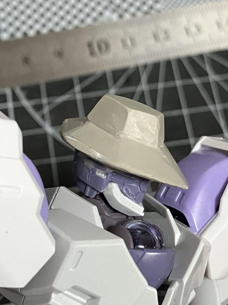 さぁここから地獄の頭部作成です。ここで見えてはないですけど、プラ板で帽子部分を軽く作成してそこにパテで盛っています。めっちゃ神経使って特徴的な形に持っていきました、楽しかったです。