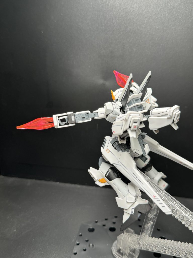 スラスターがある程度上下に動かせるのでダブルオースカイのラッシュポジションの様に格闘戦にも対応できます。