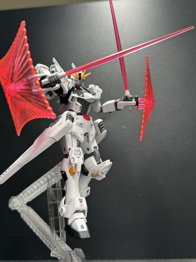 両手足はクロスボーンガンダムX1なので両腕からビームシールドを張れます。