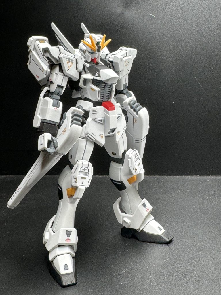 どちらかというと水星の魔女のキャリバーンみたいな配色になってしまいました。