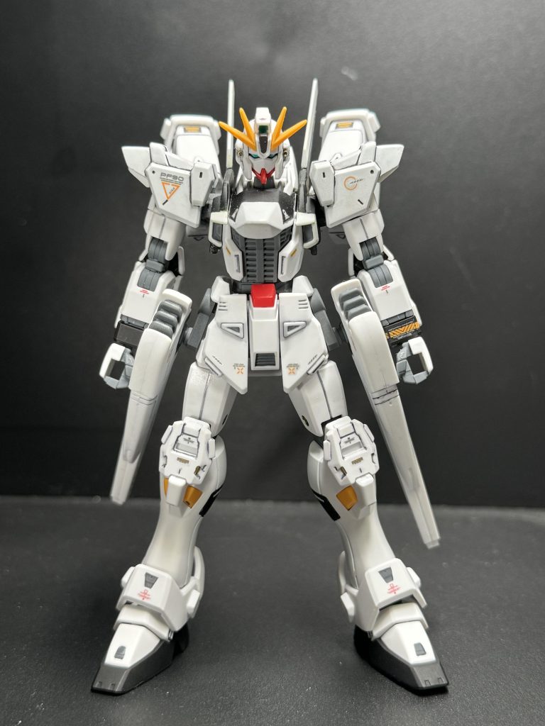 色は悩んだ末に無難なνガンダムカラーを意識して白黒にしてみました。