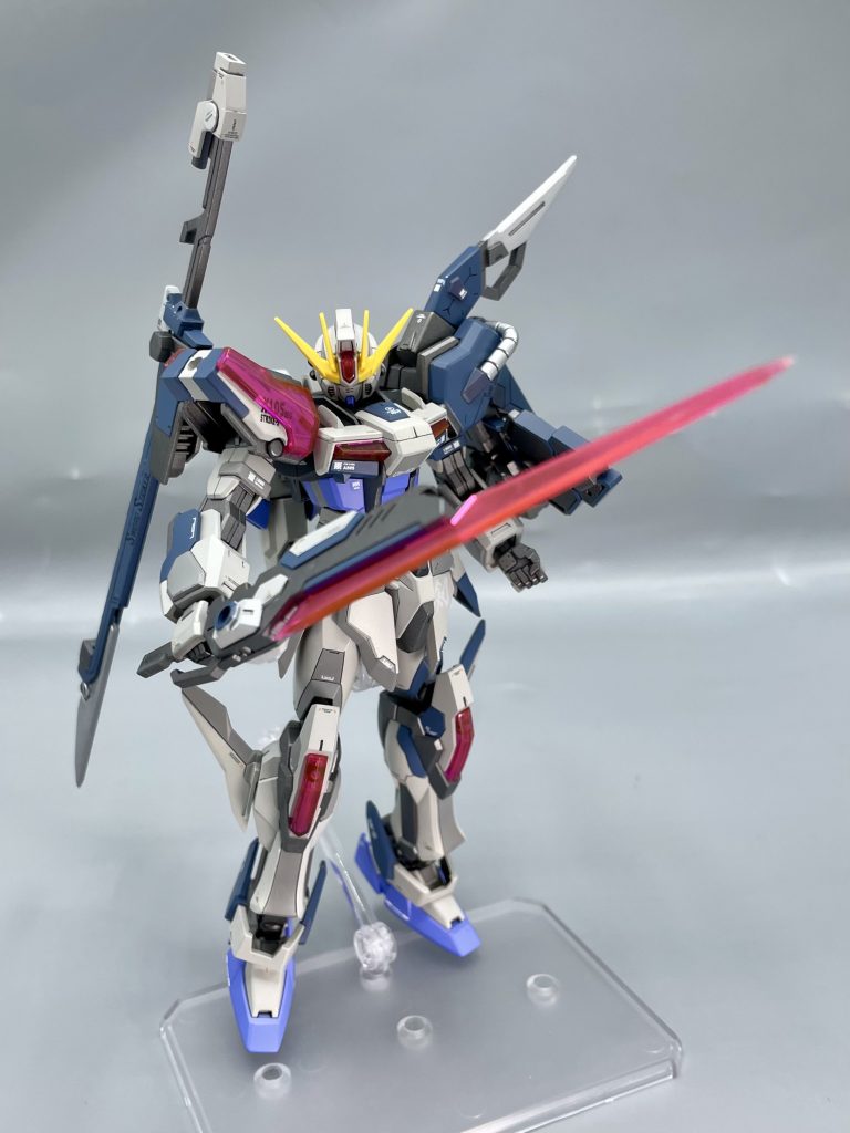 近接特化の機体ということでビームライフルモードを廃止、ソード形態のみとしクリアパーツも鋭利に削り込みました!