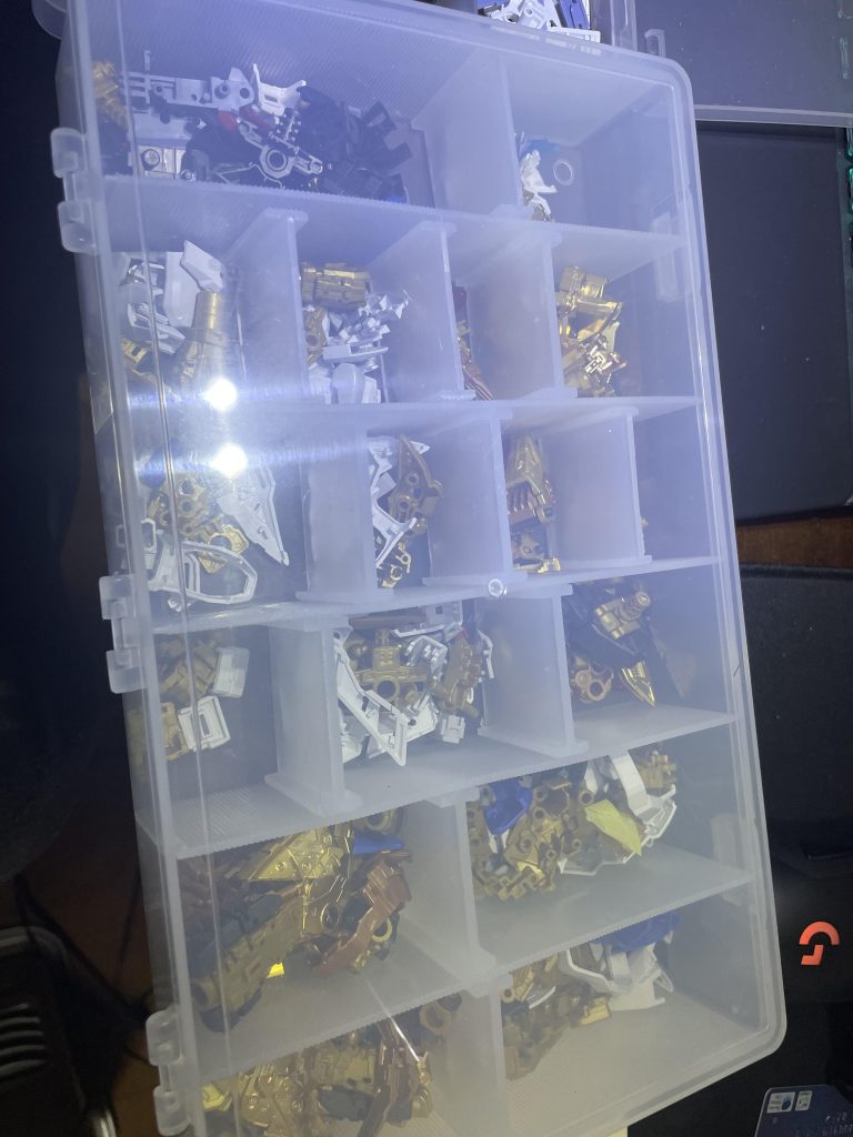 皆さんはパーツ分けどうやってやってますか?仮組しますか?仮組した後は色ごとに分けますか?部位毎に分けますか?また具体的な理由はありますか?自分はいつも仮組をするか、説明書通りにパーツを切り分けて分けてます。よければコメントで教えてください😊