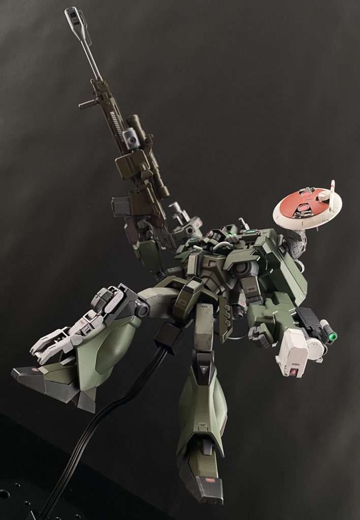 「ダメだ！ケイリー、先行しすぎだ」　行ってしまった。この間の件から様子がおかしかったけど。…いや、今はそれどころじゃない。襲撃なのだ。スコープを覗く、先行してしまったガンダムの姿を捉える。その手にはグレネード付きビームライフル。ガンダムの基本兵装の一つだ。そのまま、襲撃してきた敵機をサイトの中央に捉える。イーグルアイシステムにより二機の敵機はすでにマップ上に表示されている。ドムタイプにギラ･ズール、…この間の連中か。データ照合の結果、ドムの動きが違うことが分かる。…別のパイロットか。　考えたね…。見るとギラ･ズールはドムの遥か後方、何かランチャーを発射している。…恐らくビーム撹乱幕。どうやら援護に徹するらしい。ドムに目を戻すと、前とは異なる武装…、大型の、あれはビームバズーカか。ガンダム、彼女が接敵する前にあのドムの動きを見ておこう。…トリガーに指をかけ、こちらから仕掛けてみる。「…ッ、…ビームを弾いた。…やられたッ」　Iフィールド。…あれか、ビームバズーカについてるユニット、僕の狙撃を完全に無視するつもりだ。…まずい、ガンダムの武装もビーム主体だ。見れば彼女もライフルが効かないと悟ったか、サーベルを抜きドムを捉えようとする。が、ドムのパイロットもそれをわかっているのだろう、ガンダムとの距離を離すように動く。牽制する為に撃つ僕の攻撃は、ことごとく弾かれ、こちらの狙撃は完全に無視されているかたちだ。「ブリッジッ！メカクルーッ！僕のコンテナを、…このポイントに、21番コンテナを射出ッ、急げッ！」　アレを使う。今、使用可能な実弾武装はアレしかない。…昔、共に一年戦争を戦った相棒だ。ASR-78MS用対艦ライフルをイーグルアイシステム専用にカスタマイズしたスナイパーライフル。射出され手元に届いたコンテナを開け、中から一挺の大型ライフルを取り出す。スコープは覗いたまま。ガンダムらの動きから目を離さずに。　…まるで人間のように滑らかな動きでライフルを構えた18メートルの巨人は初弾をチャンバー内に送り込む。…そして、無いはずの空気が震えるような、重い、一発。