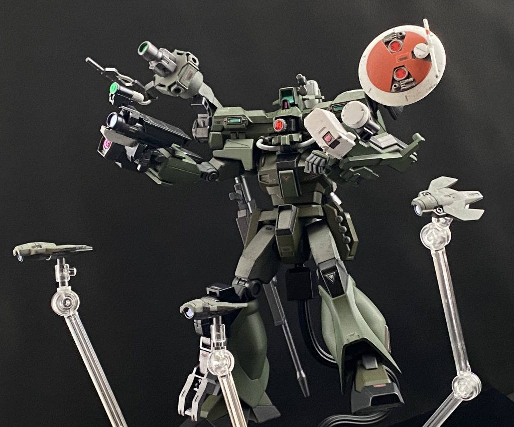 　やっと作れた。何年も前からあたためていたネタ。観測用の非戦闘用機＋スゴ腕スナイパーのパイロット＝超高性能狙撃機　が、コンセプト。　良く行くリサイクルショップから、EWACジェガンのキットをびっくりするような値段で買ったんだ。…買ったんだ。