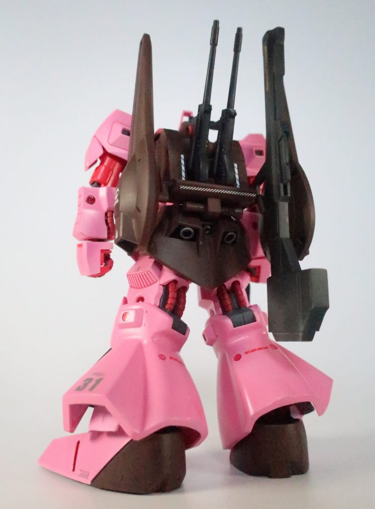 にもかかわらず、本機はグリプス戦争とそれに続く第一次ネオジオン戦争、そしてその後も地球圏各地でくすぶり続けた紛争に参加し、第二次ネオジオン戦争の直前まで現役で稼働していたのである。