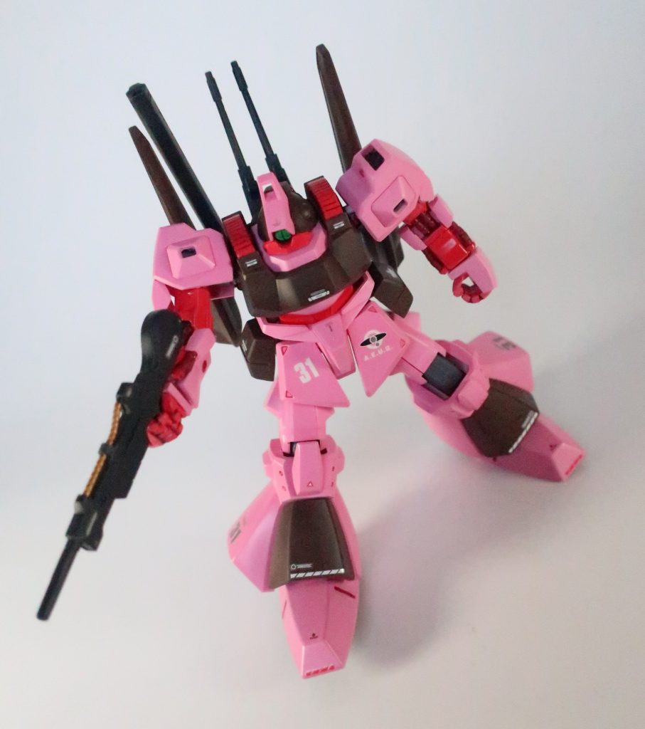 彼女はNTなどではなかったとされるが、1年戦争以来のベテランであった。しかしながら、彼女は軍人らしい厳格さとは全く無縁の、ざっくばらんな性格であったらしい。