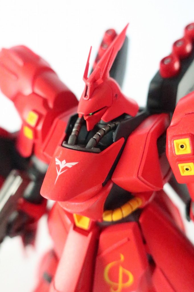 HGUCサザビーはRGやVer.Kaのある今、アニメのイメージに近いモデルと思うので、スジ彫りは一切せず、デカールも数枚にとどめています。