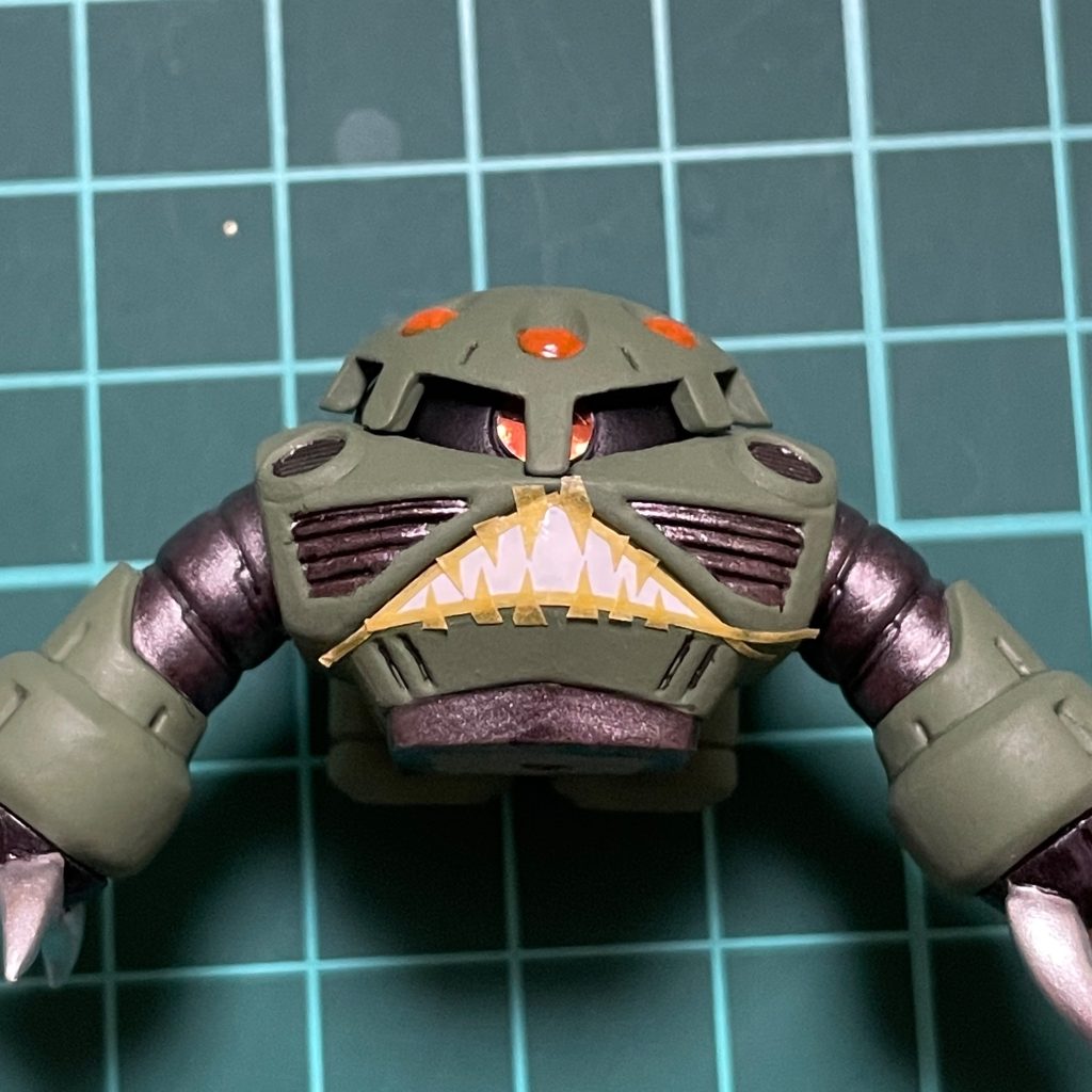 シャークマウスの部分は、白を塗ってからマステを細かく切って貼り、赤を塗りました。モノアイはハイキューパーツの偏光オレンジを貼りました。