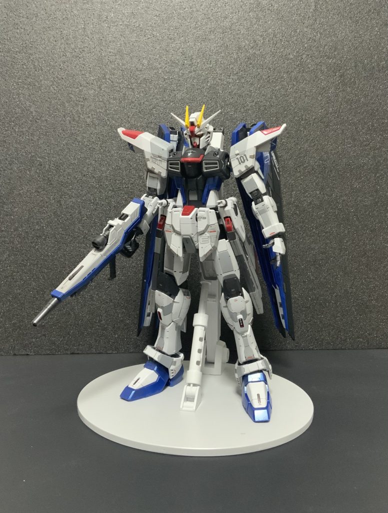 改修した箇所は、足の白い部分を削ったところと、両サイドのレールガンの穴を塞いだこと、肩幅を内部を消すって狭くしたところです。