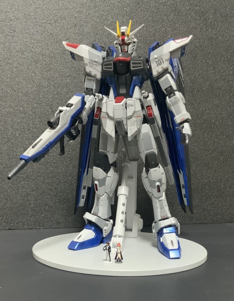 旧MGフリーダムについていたキラヤマトのフィギュアを改造してヘルメットを抜いた状態にしています。またラクスクラインも自作にて製作してみました。