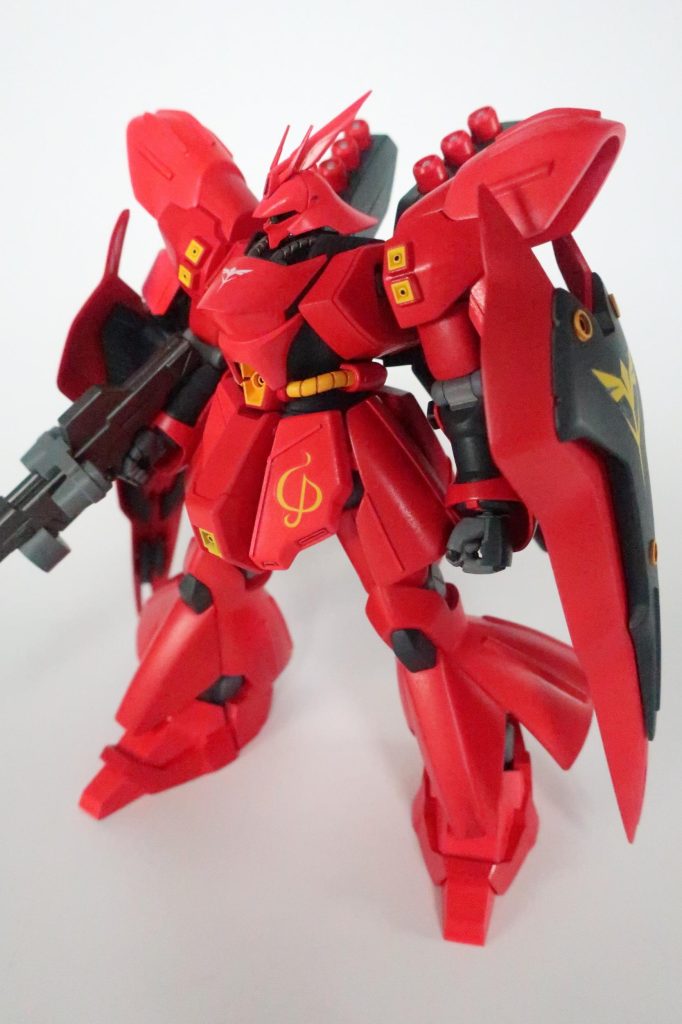 携行武器も大幅に強化されている。おそらく、戦争の長期化を見込んでのことであろう。連邦軍の圧倒的物量に対抗するには、少数精鋭で臨むほかないからだ。周知のとおり、幸いにしてアクシズが地球に激突することはなく、シャアの反乱は終結した。本機は建造されることなく、幻の機体となったのである。