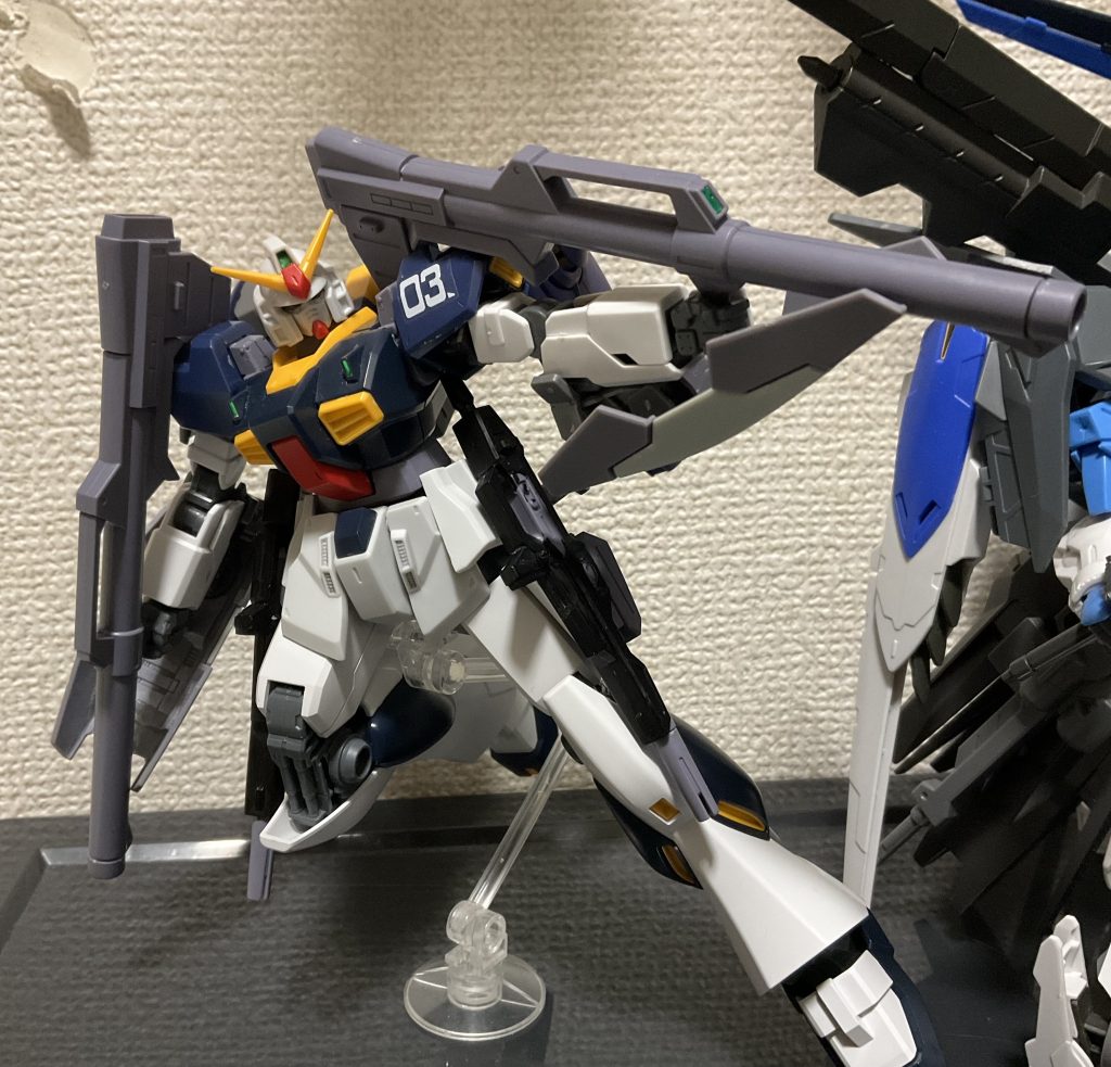 左から順に紹介していきましょうかまずは接近戦を捨てて射撃に振り切ったコイツ名前はガンダムMk-Ⅱバリッジですバリッジはドムバラッジのバラッジと同様、弾幕の意ですちなみに製作時に1番苦戦したのは、EGνガンダムの脚をMk-Ⅱに付けられるようにする作業でした実は腕は無印トゥルーストライクフリーダムガンダムの腕に接着してあったハインドリーシュトルムのライフルを外して流用してます色合いがすっげえMk-Ⅱだしこれで防御できるし、優秀です